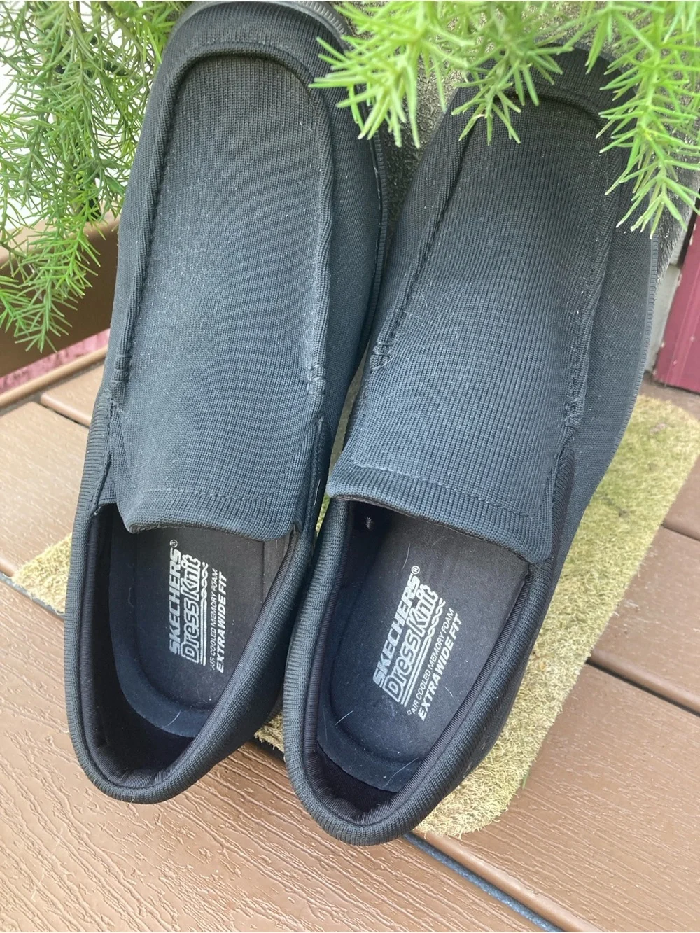 Men’s Skechers Size 11 XWide fit black dress knit slip on loafers